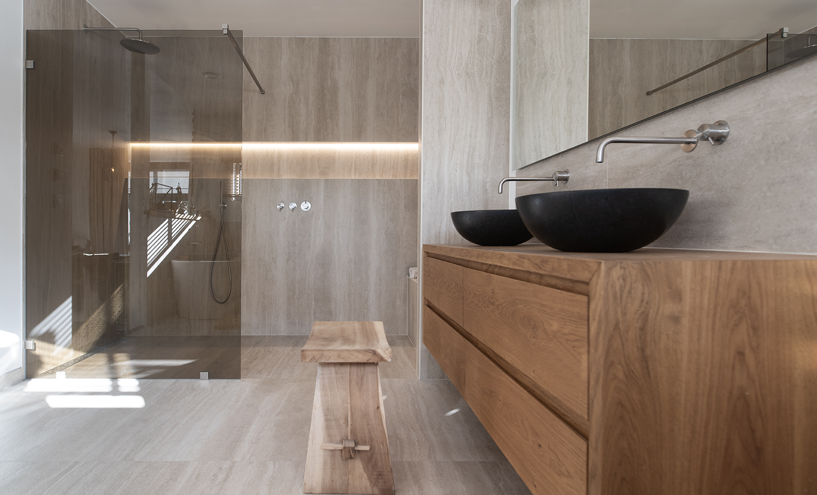 Moderne inloopdouche met glazen wand