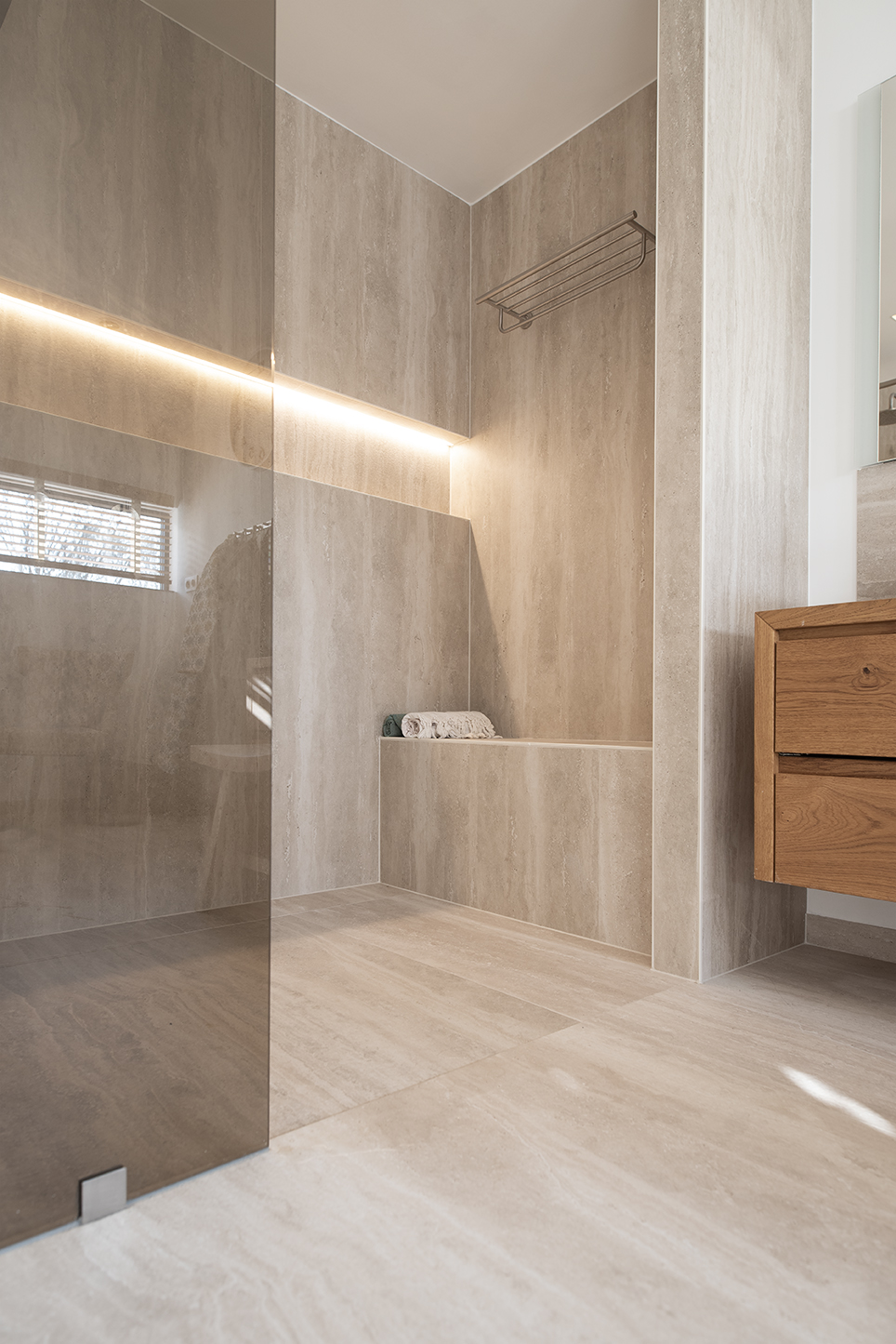 Stijlvolle afwerking - Op maat gemaakte douche met travertin tegels