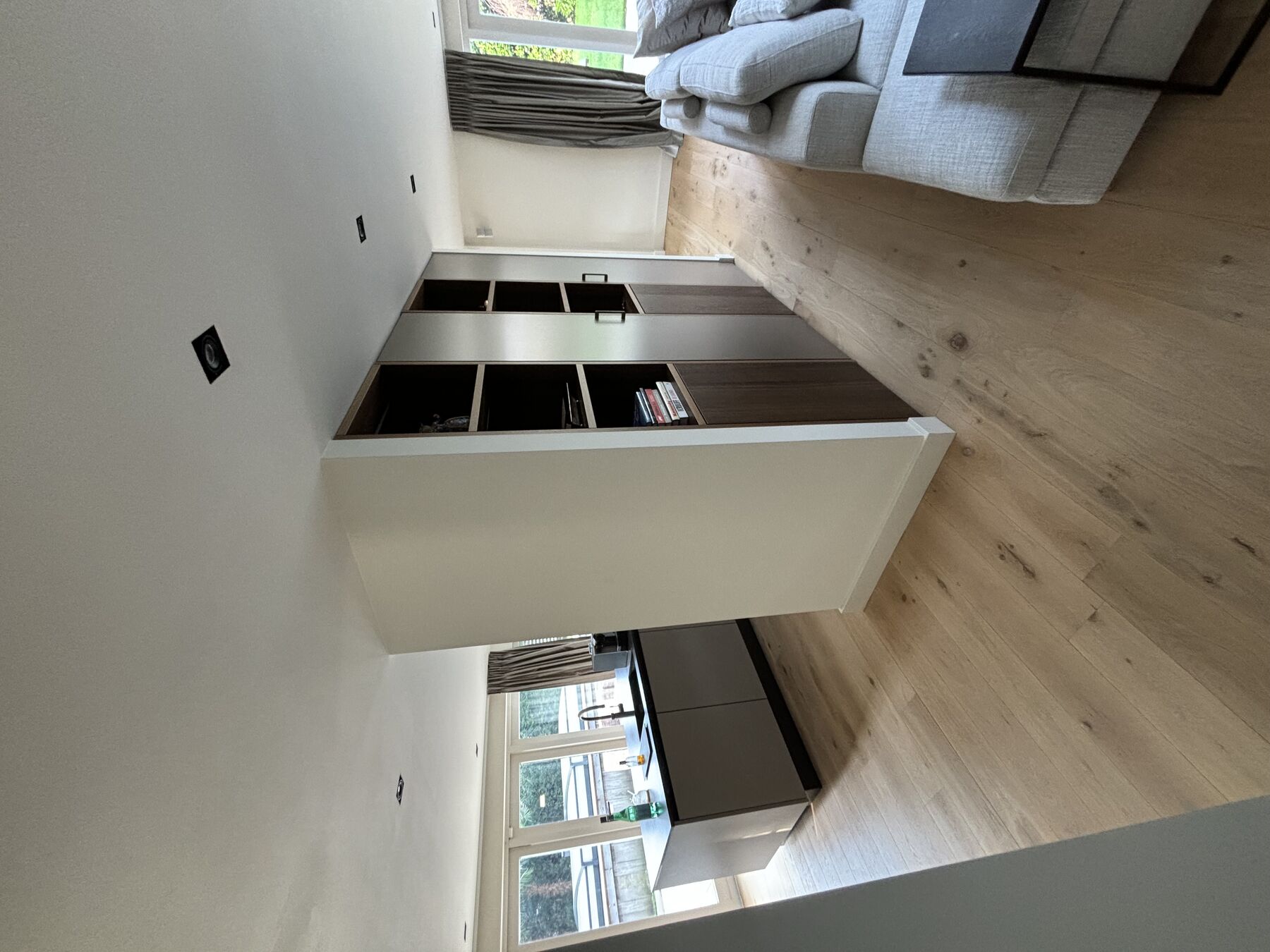 Modern uitgebouwde woonkamer