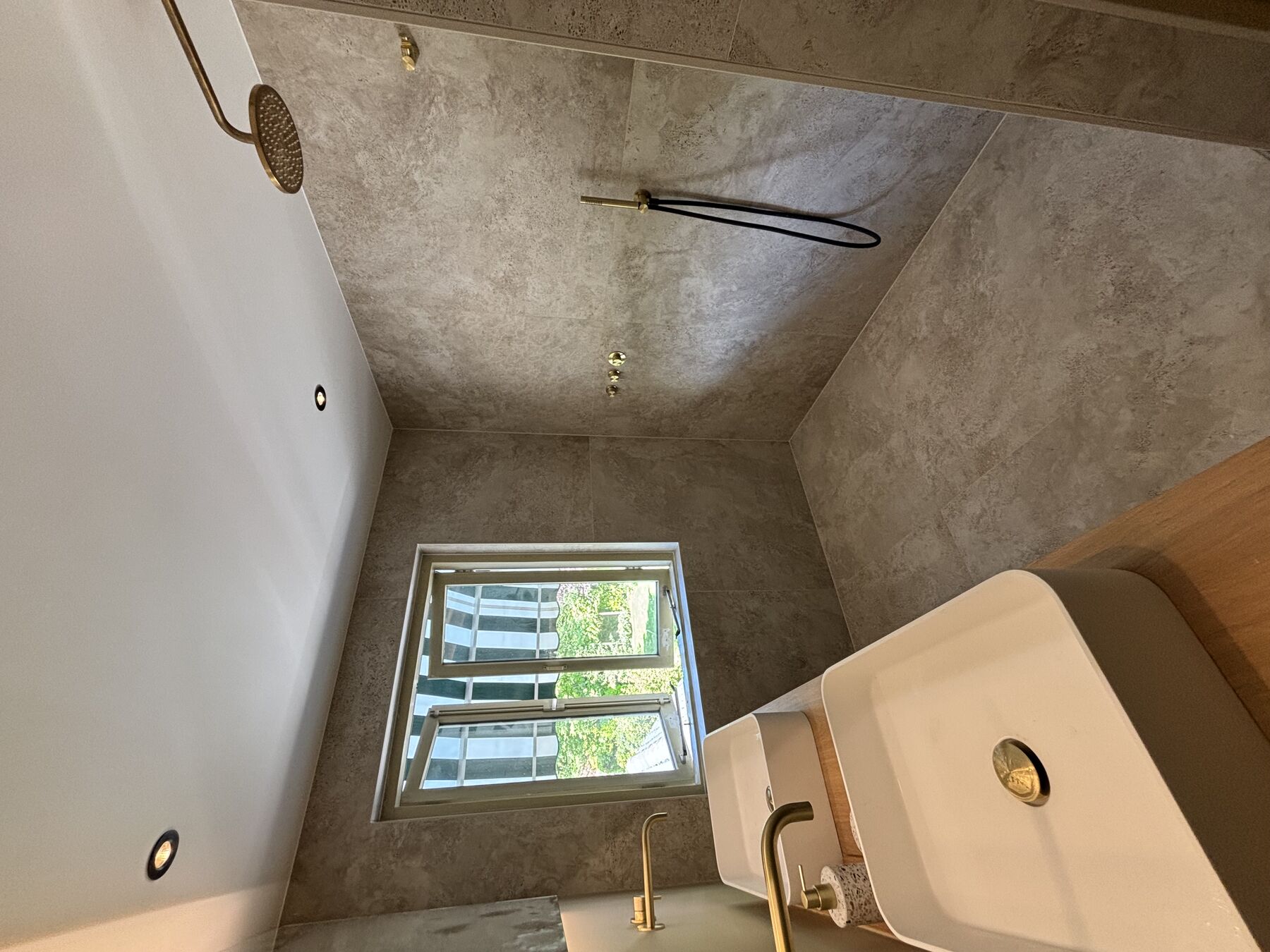 Luxe badkamer met natuursteen tegels